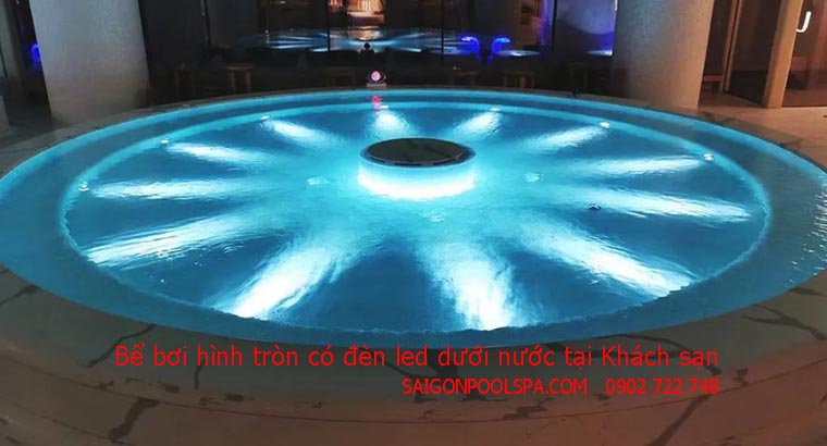 Bể bơi hình tròn có đèn led dưới nước tại khách sạn
