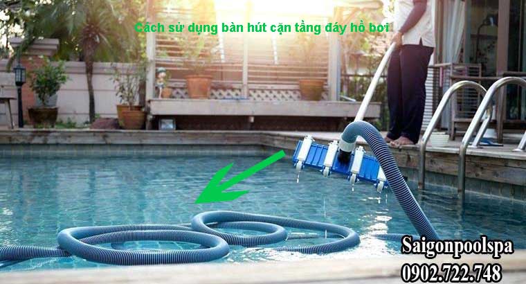 Cách sử dụng bàn hút cặn tầng đáy hồ bơi