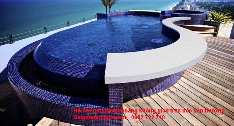 Hồ bơi tận dụng khoảng không gian trên nóc sân thượng