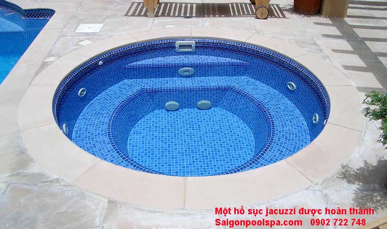 Một hồ sục jacuzzi được hoàn thành
