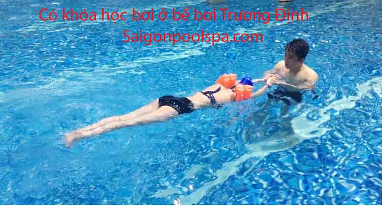 Khóa học bơi ở bể bơi Trương Định
