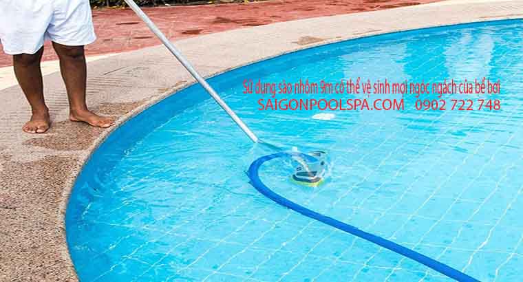 Sử dụng sào nhôm 9m có thể vệ sinh mọi ngóc ngách của bể bơi