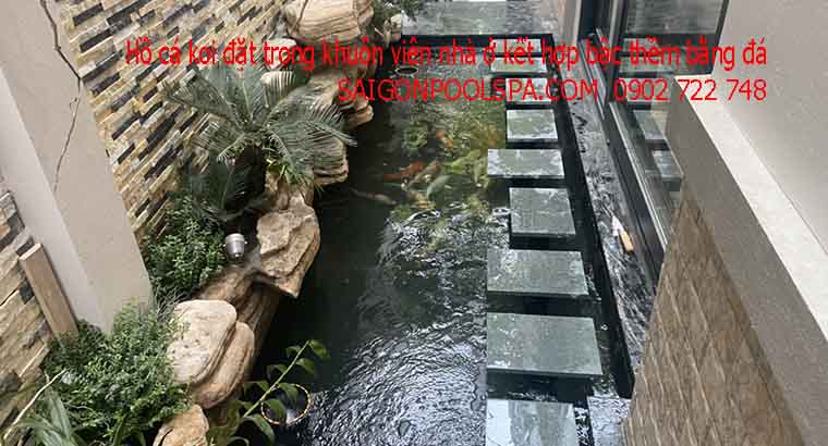 Hồ cá koi đặt trong khuôn viên nhà ở kết hợp bậc thang bằng đá