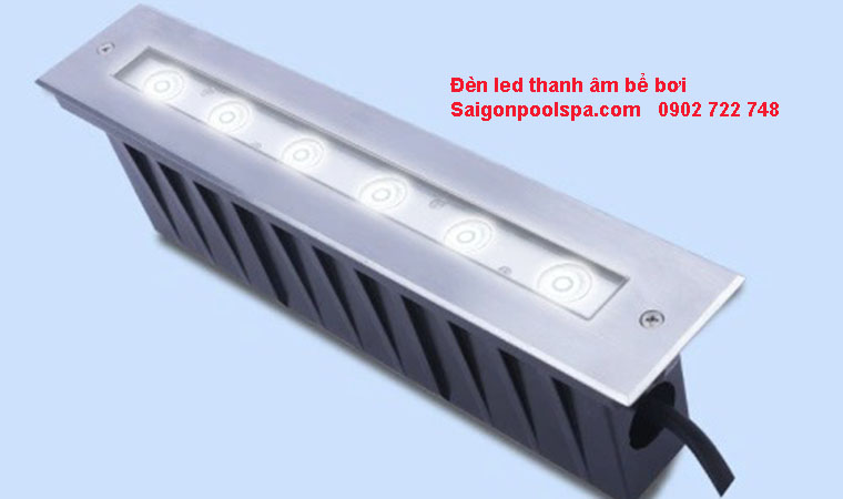 Đèn led dạng thanh ở bể bơi