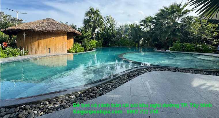 Bể bơi có rãnh tràn ở khu nghỉ dưỡng thuộc Thành Phố Tây Ninh